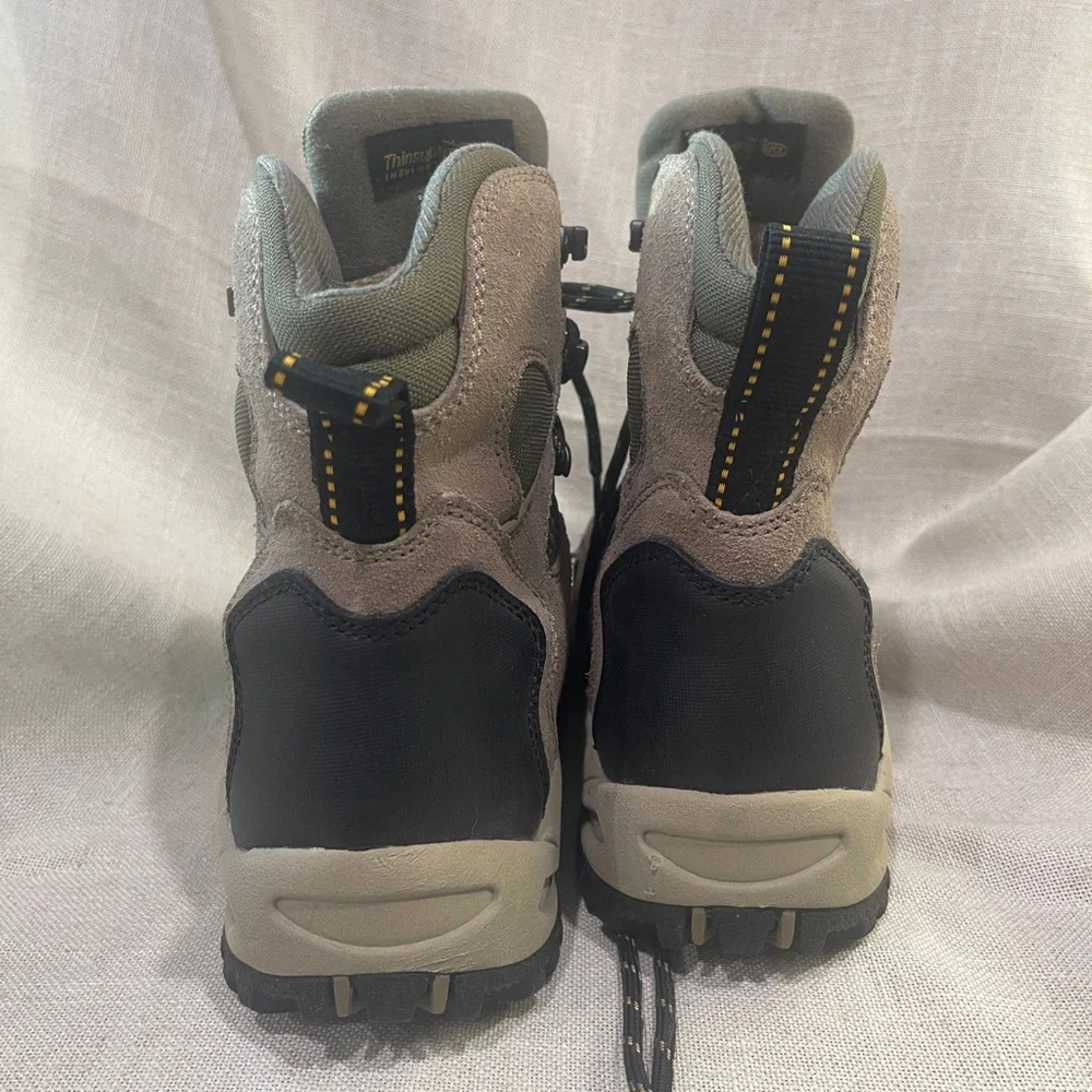 NWOT Cabellas 8D hiking boots